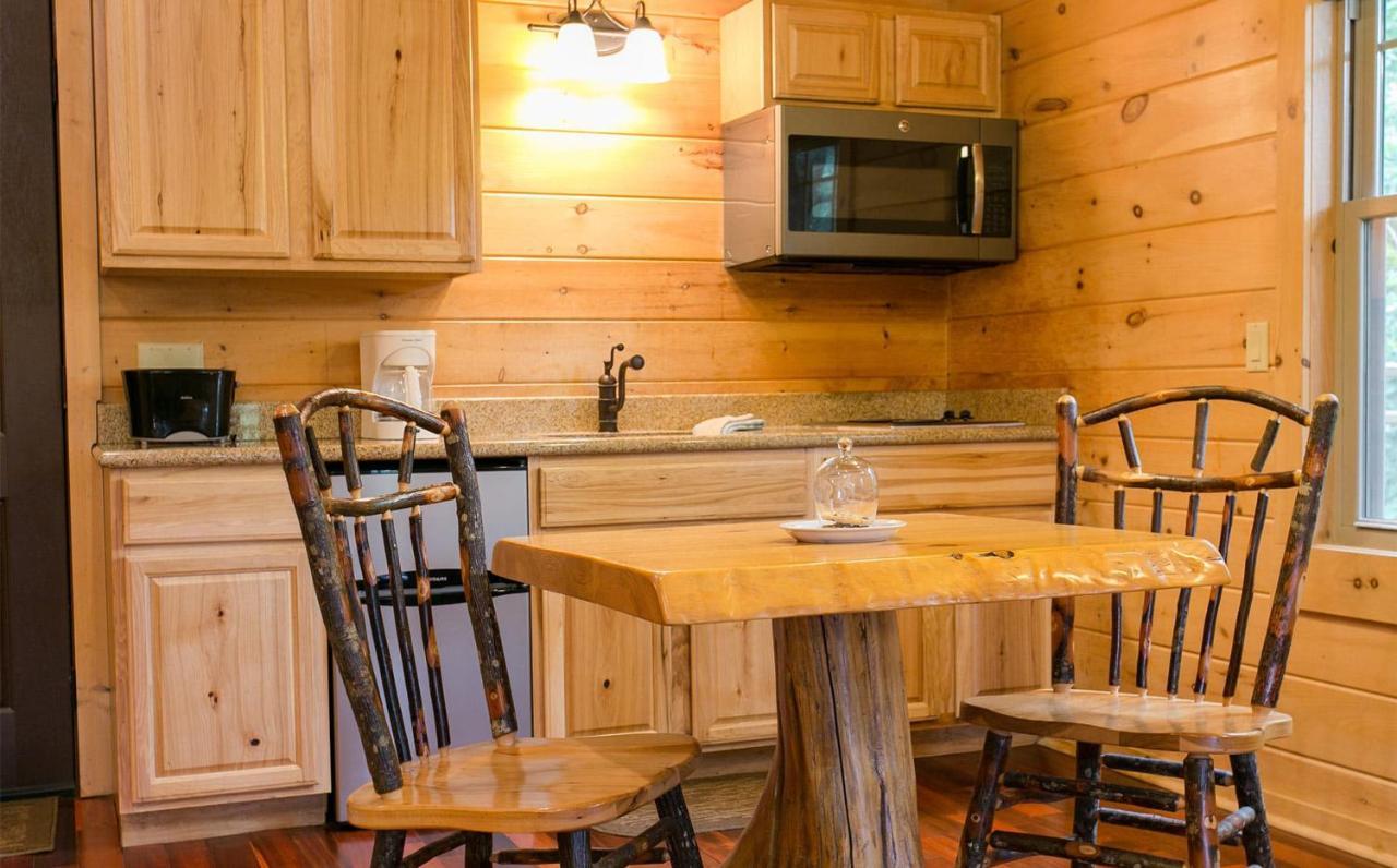 Whispering Pines Treehouse By Amish Country Lodging Millersburg Eksteriør billede